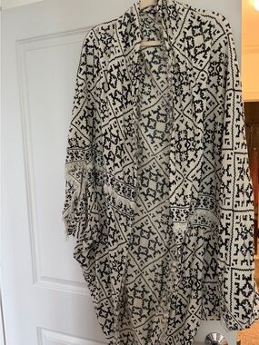 LF Black and Cream Patterned Open-Front Kimono